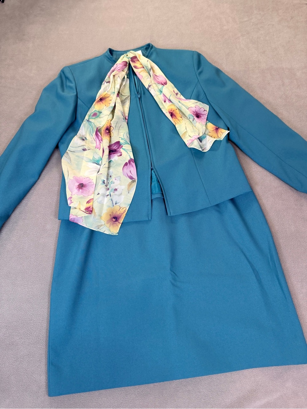 Jones New York Teal Two-Piece Skirt Suit/ Zip Jacket- with Floral Scarf- Size 16